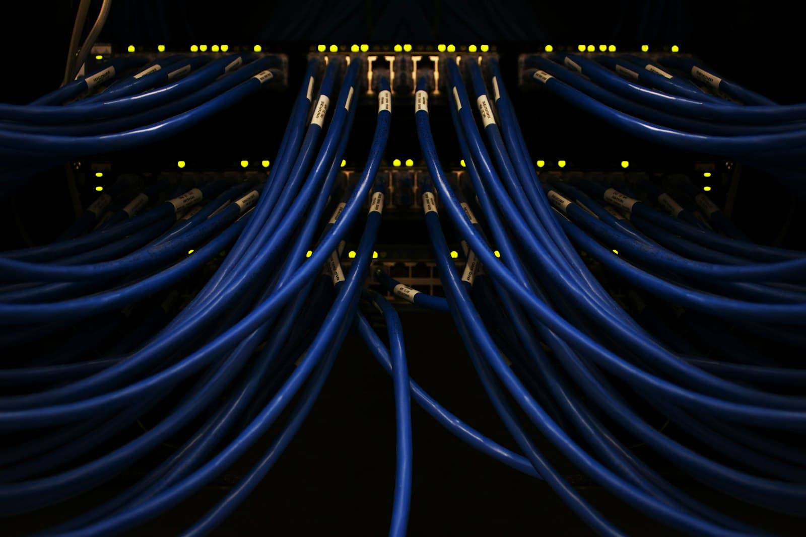Trends hardware — Liquid Cooling for AI Data Centers: Direct Liquid Cooling vs Rear-Door Heat Exchangers