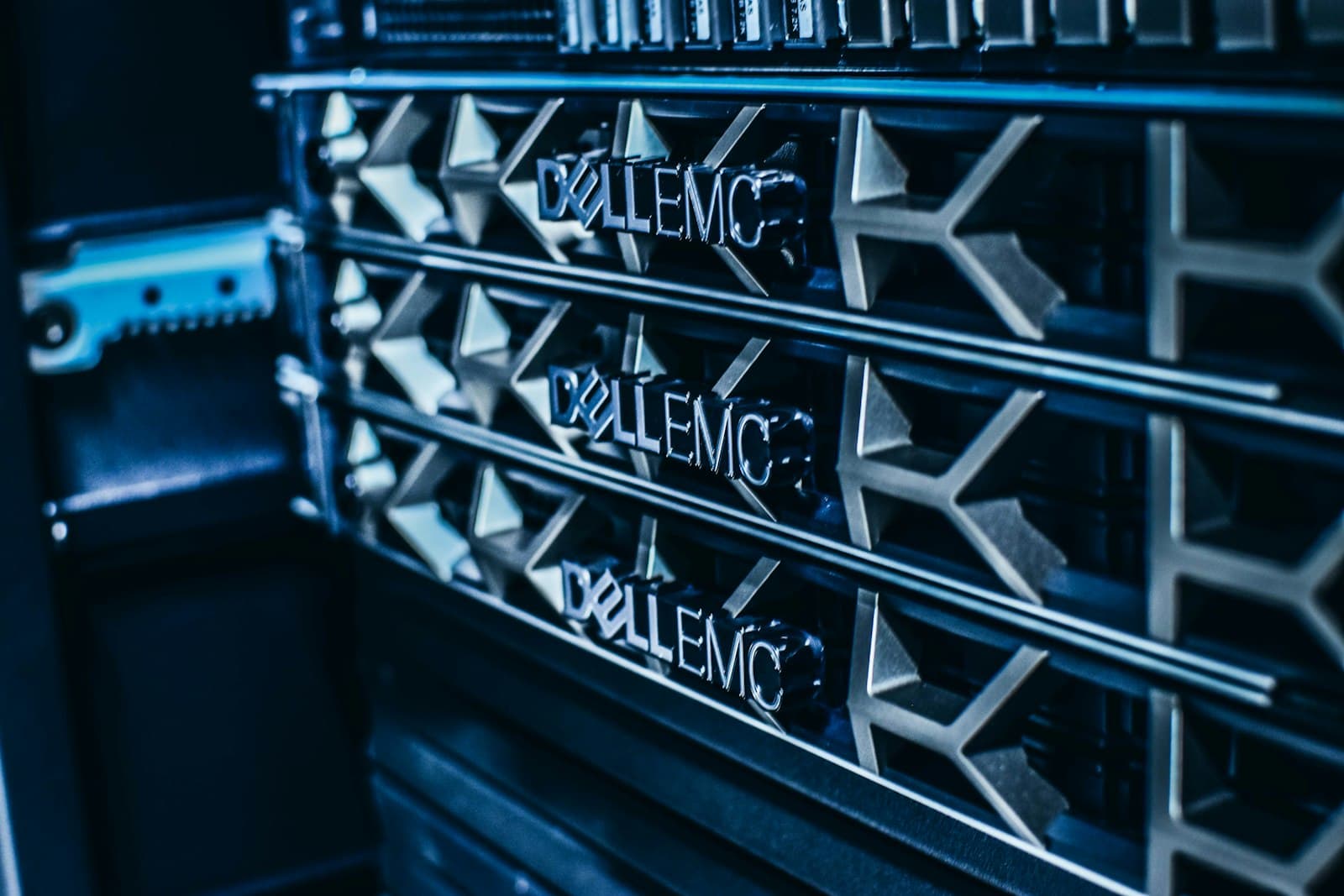 Dell PowerEdge R6615 1U Single-Socket Node (EPYC 9004, Cloud-Native) — Dell Technologies enterprise hardware